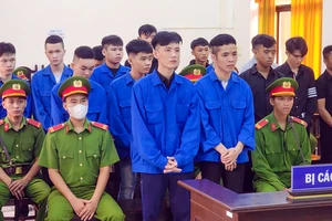 Nhóm 16 bị cáo chuyên cướp tài sản người đi đường lãnh án