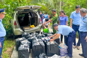 Bị phát hiện vận chuyển thuốc lá lậu, tài xế tông thẳng vào xe của quản lý thị trường