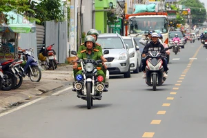 Công an TP Cần Thơ ra quân xử lý xe ô tô đi vào đường cấm