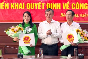 UBND tỉnh Hậu Giang trao quyết định nghỉ hưu cho 2 cán bộ
