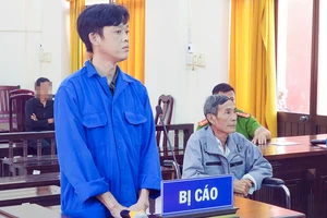 Cha giữ súng làm kỉ niệm, con lấy trộm đi dọa vợ, hai cha con cùng lãnh án