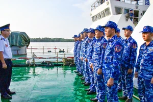 Tàu cảnh sát biển 6009 trực chiến đấu, đón Tết Nguyên đán trên biển