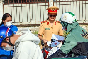 CSGT TP Cần Thơ, Sóc Trăng phát nước suối, bánh mì, tặng nón bảo hiểm cho bà con