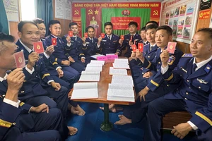 3 tàu cảnh sát biển tổ chức Đại hội chi bộ trên biển