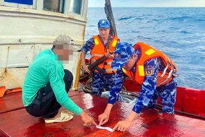 Vùng Cảnh sát biển 4 phát hiện hơn 870.000 lít dầu lậu trên biển