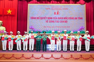 26 cán bộ Công an tỉnh Hậu Giang nghỉ hưu trước tuổi