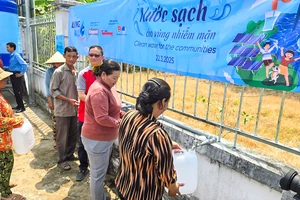 Người dân tỉnh Hậu Giang được tặng máy lọc nước nhiễm mặn dùng năng lượng mặt trời