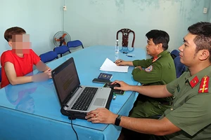 Hoạt động lừa đảo ở khu Tam Thái Tử, về Việt Nam thì bị công an bắt 