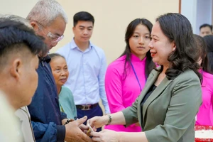 Phó Chủ tịch nước Võ Thị Ánh Xuân thăm, tặng quà gia đình liệt sĩ tỉnh Kiên Giang