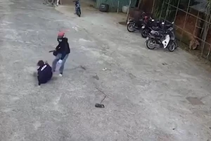 Truy tìm người mặc áo khoác đen chích điện 2 người dân ở TP Phú Quốc.