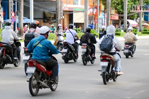 CSGT TP Cần Thơ xử lý nghiêm hành vi điều khiển xe máy đi ngược chiều 