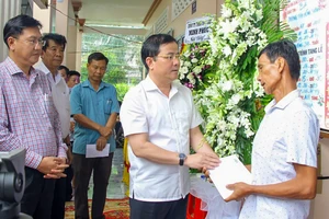 Chủ tịch Hậu Giang thăm gia đình có 4 người thương vong trong vụ tai nạn giao thông