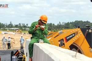 Những miếng cơm tranh thủ trên công trường cao tốc Cần Thơ - Cà Mau
