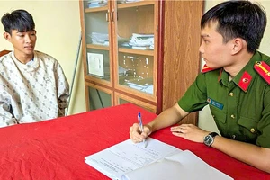 Vào tiệm hỏi mua lắc vàng rồi giật chạy