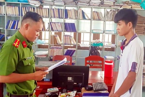 Bắt tạm giam bị can hỏi mua lắc vàng rồi giật chạy