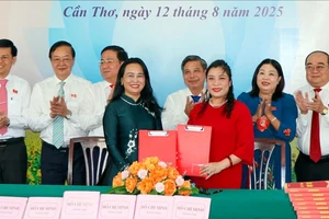 Cần Thơ: Nhà xuất bản Chính trị quốc gia Sự thật và Trường Chính trị TP ký kết hợp tác