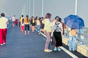 Chủ tịch TP Cần Thơ yêu cầu xử lý việc leo rào lên cầu Đại Ngãi 2 để chụp hình, mua bán 