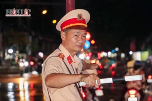 CSGT TP Cần Thơ căng mình hướng dẫn xe tránh khu vực ngập do triều cường