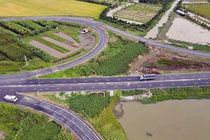 Chùm ảnh: Tuyến Lộ Tẻ - Rạch Sỏi đã hoàn thành thảm bê tông nhựa mặt đường