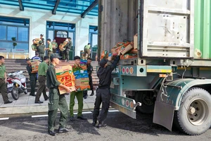 Công an tỉnh An Giang vận chuyển hàng hóa cứu trợ đồng bào miền Trung