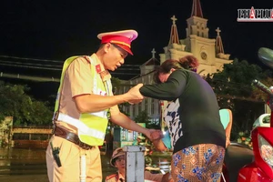 CSGT Cần Thơ dùng xe chuyên dụng hỗ trợ dân qua chỗ ngập sâu