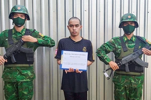 Đang mang hơn 7 tỉ đồng qua biên giới thì bị bắt