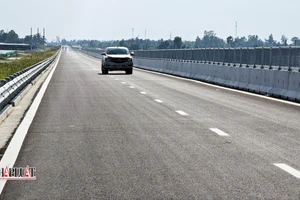 Ngắm cao tốc Cần Thơ - Cà Mau trước ngày thông xe