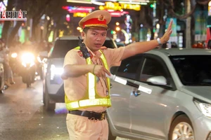 CSGT TP Cần Thơ đảm bảo giao thông trong đêm khai mạc lễ hội sông nước 