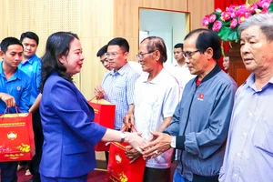 Phó Chủ tịch nước Võ Thị Ánh Xuân thăm và tặng quà Tết tại An Giang