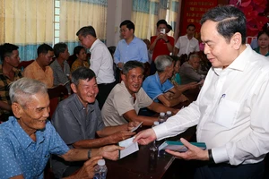Chủ tịch Quốc hội Trần Thanh Mẫn thăm, tặng quà Tết tại Cần Thơ