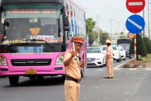 CSGT Cần Thơ bảo đảm giao thông cho người dân trở lại làm việc sau Tết