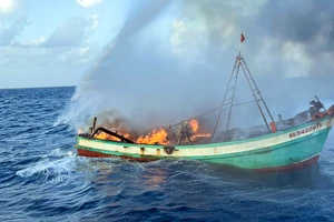 Vùng Cảnh sát biển 4 cứu bốn thuyền viên trên tàu cá bị cháy