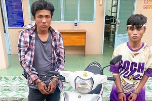 Chủ xe truy đuổi 1km bắt giữ 2 kẻ trộm xe máy bên bờ kênh