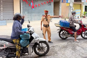 CSGT TP Cần Thơ lập chốt xử lý xe máy đi ngược chiều bất chấp biển cấm