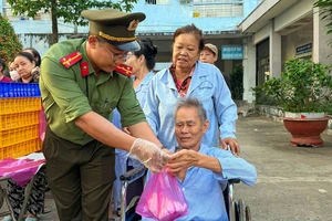 Ấm lòng những suất ăn '0 đồng' của cán bộ, chiến sĩ công an dành cho bệnh nhân