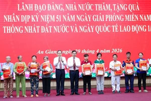 Chủ tịch Quốc hội Trần Thanh Mẫn thăm và tặng quà gia đình chính sách tại An Giang