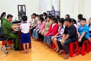 Hàng ngàn phụ huynh ở Cà Mau tranh thủ đưa con đi làm căn cước ngay trong dịp lễ