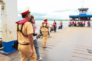 CSGT đường thủy An Giang siết chặt an toàn bến khách ngang sông