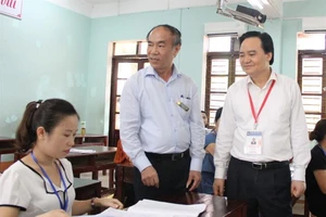 Bộ trưởng GD-ĐT kiểm tra công tác chấm thi tại Hà Giang