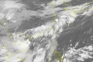 Bão giật cấp 11 cách Quảng Ninh, Hải Phòng 410 km