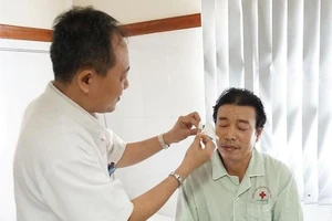 2 người mù thấy lại ánh sáng nhờ món quà từ cụ ông 83 tuổi