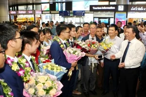Sân bay rợp cờ hoa đón đoàn Olympic Toán quốc tế 2019 về nước