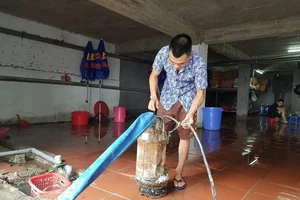 Hà Nội: Người dân sắm máy bơm hút nước tràn vào nhà sau bão
