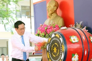 Phó Thủ tướng Vương Đình Huệ về Thái Bình vui hội khai trường