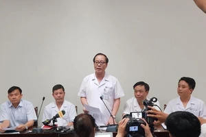 Bé ba tuổi bị bỏ quên bảy tiếng trên xe đưa đón được xuất viện