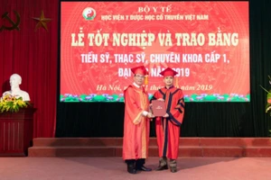 2 tiến sĩ đầu tiên của Học viện Y dược học cổ truyền VN
