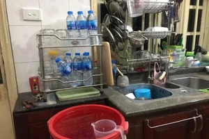 Nước có mùi lạ: Gần 1.000 cuộc gọi yêu cầu cung cấp nước sạch