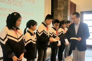 Đại sứ quán Trung Quốc trao học bổng cho 40 học sinh Việt Nam