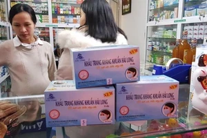 Khẩu trang, cồn sát khuẩn tăng giá sốc vẫn cháy hàng