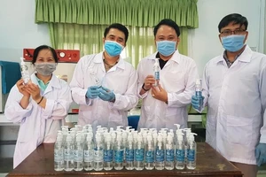 Đà Nẵng: Trường đại học tự chế nước rửa tay phòng dịch Corona